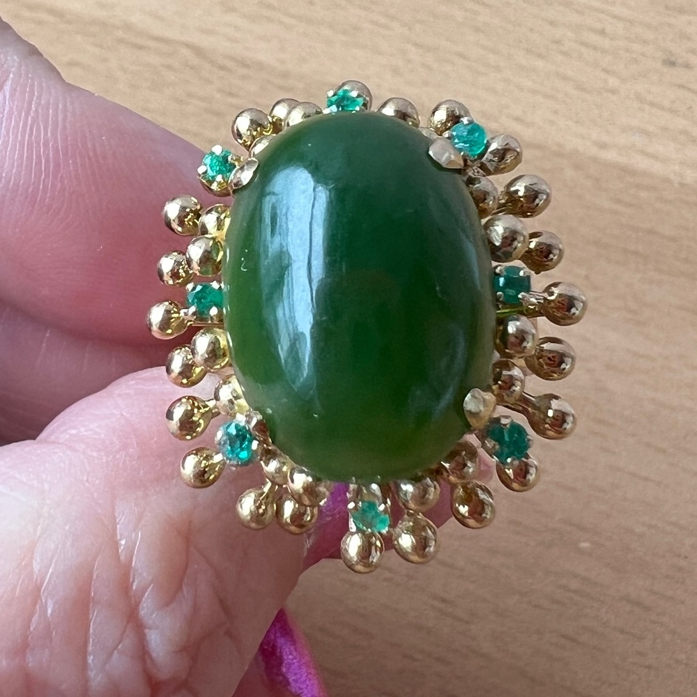 VINTAGE 14K YELLOW GOLD HUGE JADE NEPHRITE CABOCHON AND EMERALD RING STATEMENT